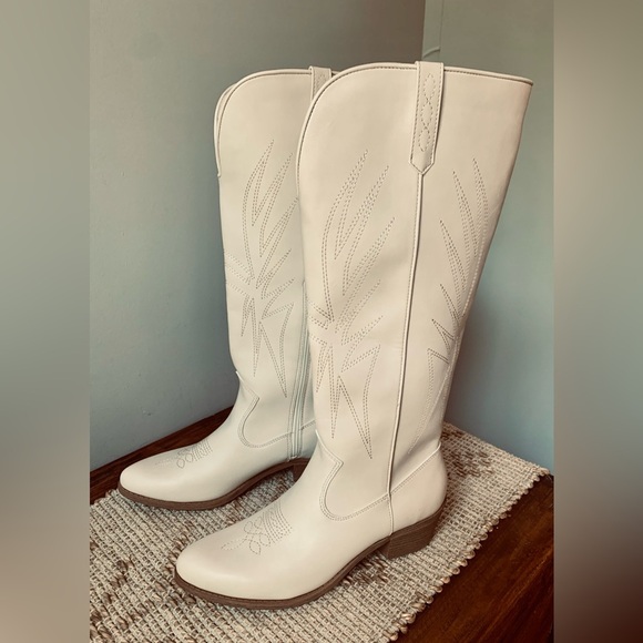 Cream Heeled Western Tall Boots NWOT - Picture 4 of 9
